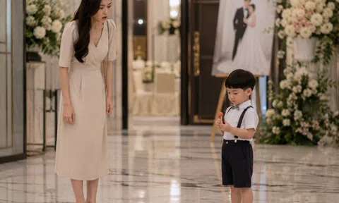 Thấy người yêu cũ của chồng bế đứa nhỏ giống hệt anh, tôi lén lấy tóc bé đi làm ADN, kết quả ngoài sức tưởng tượng