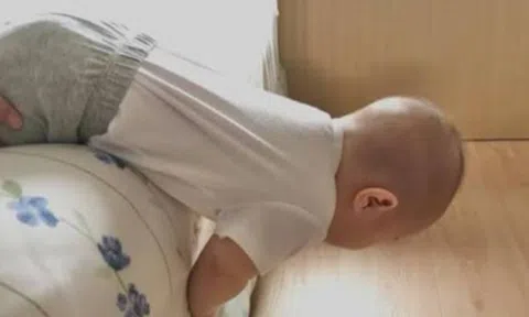 Bố mẹ xử lý sai cách, con trai 7 tháng tử vong sau cú ngã từ trên giường xuống đất
