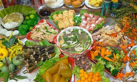 Chị em khoe mâm cỗ Rằm tháng 7 rực rỡ, mỗi mâm một vẻ nhưng đều khiến người xem xuýt xoa