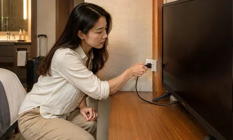 Tại sao người dọn phòng khuyên rút phích cắm TV ngay sau khi nhận phòng khách sạn? Hóa ra đây là lý do
