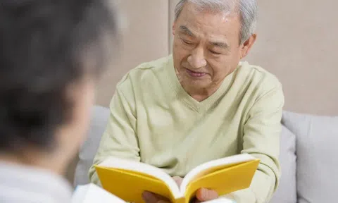 Sau khi thuê giúp việc và sống trong viện dưỡng lão tôi mới thấm: Về già tốt nhất vẫn nên dựa vào con cái!