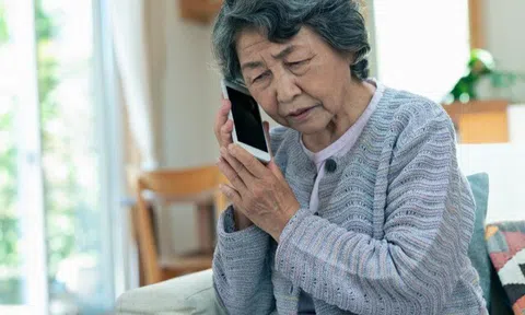 Sau khi sống cùng con dâu tôi mới thấy ân hận vì đã bán nhà, đưa hết tiền cho con trai và giúp chăm sóc cháu