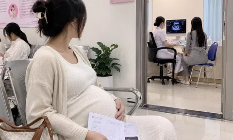 Đi khám thai gặp vợ cũ của chồng cũng đang mang bầu, người đi bên cạnh cô ấy khiến tôi lo lắng