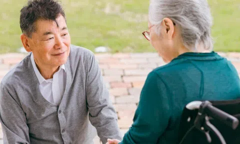 Càng già tôi mới càng thấm: Cha mẹ sống thọ chưa chắc đã là phúc nếu con cái đều kiệt sức