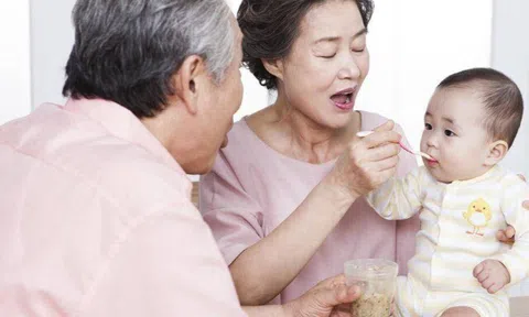 3 KHÔNG khi sống cùng con cái lúc về già, giúp chăm sóc cháu nhưng nghỉ hưu lại an nhàn