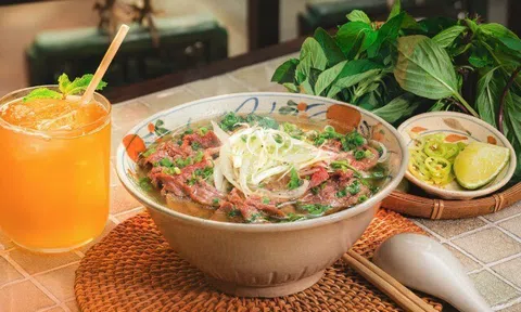 Vắt chanh khi ăn phở không chỉ giúp thơm ngon và điều vị, biết lý do này nhiều người sẽ bất ngờ