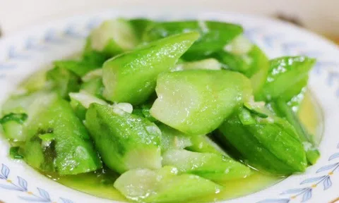 Mướp xào hay bị thâm đen, chỉ cần thêm thứ này mướp sẽ xanh như ngọc, thơm ngọt đẹp mắt