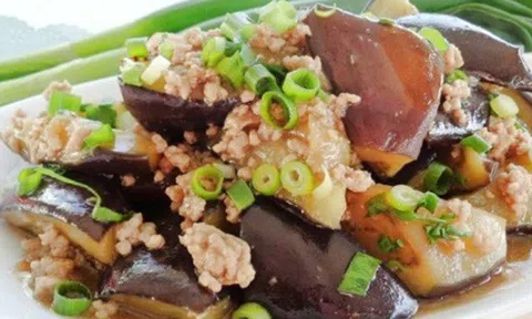 Xào cà tím hay bị thâm và ngán ngấy, làm điều này, cà vừa ngon, đẹp mắt lại không hút dầu