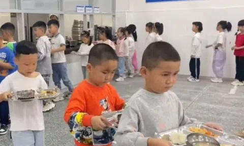 Bữa trưa ở trường đầy áp lực của các em học sinh tiểu học khiến dân mạng lo lắng khi xem
