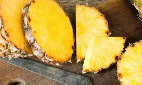 Dứa gọt xong ăn luôn bảo sao rát lưỡi, phải thêm bước này dứa vừa ngon ngọt hơn lại chẳng lo ngứa miệng