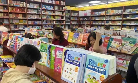 Phụ huynh huy động tổng lực "đỏ mắt" tìm mua sách giáo khoa, xin sách cũ, photo tạm cho con đầu năm học mới