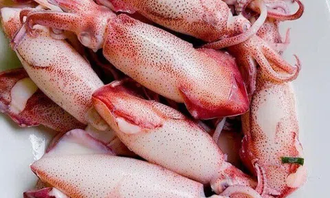 Luộc mực, nhớ đừng làm điều này khiến mực bong hết da, trông nhem nhuốc