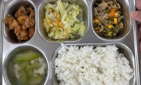Xôn xao suất cơm trưa 35 nghìn đồng của học sinh tiểu học Hà Nội, nhìn kỹ phụ huynh tấm tắc khen ngon