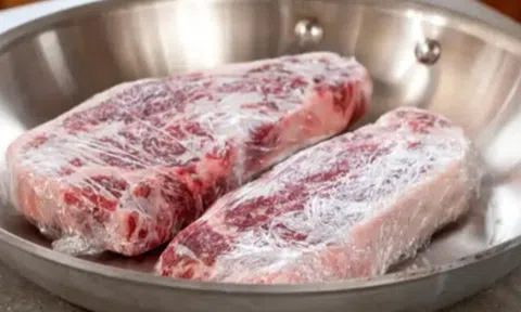 Rã đông thịt lợn đừng ngâm trực tiếp với nước, thử 2 cách này vừa đơn giản lại nhanh, thịt đảm bảo tươi ngon