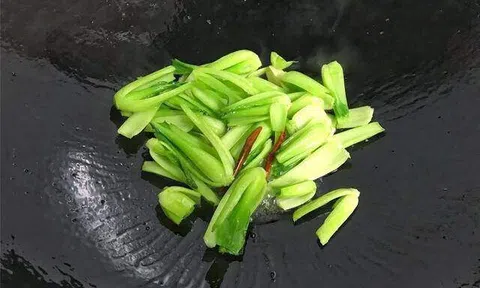 Dù xào rau gì, cho trực tiếp vào chảo là sai, thêm 2 bước nữa rau luôn xanh giòn