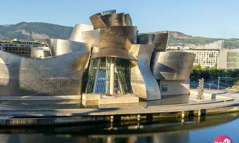 Guggenheim Bilbao – bảo tàng với kiến trúc tựa như một tấm điêu khắc khổng lồ
