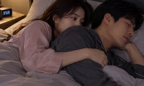 Về nhà lúc 4h sáng định tạo bất ngờ, tôi lên giường ôm chồng, nào ngờ anh hỏi: “Vẫn chưa đủ sao?”