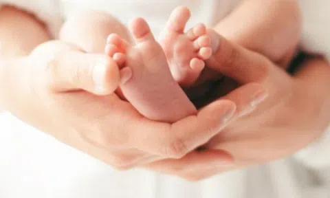 Sau 15 năm gian nan “tìm con”, người phụ nữ U50 vỡ òa hạnh phúc khi đón 3 thiên thần nhỏ cùng lúc