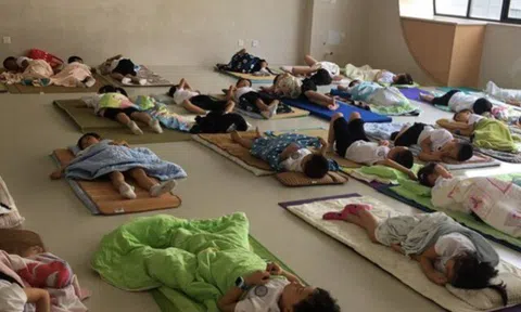 Hiệu trưởng khoe cảnh ngủ trưa kỳ lạ của học sinh tiểu học, phụ huynh tấm tắc khen