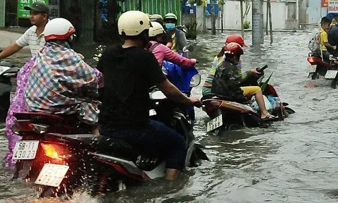 Mưa kéo dài khiến nhiều người bì bõm lội nước, bác sĩ cảnh báo dấu hiệu trên da cần tuyệt đối không bỏ qua