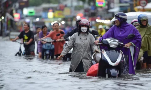 Mưa kéo dài khiến nhiều người bì bõm lội nước, bác sĩ cảnh báo dấu hiệu trên da cần đề phòng