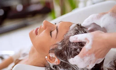 Việc đơn giản như gội đầu nhiều người cũng mắc sai lầm dễ gây hàng loạt nguy cơ, thậm chí là đột tử