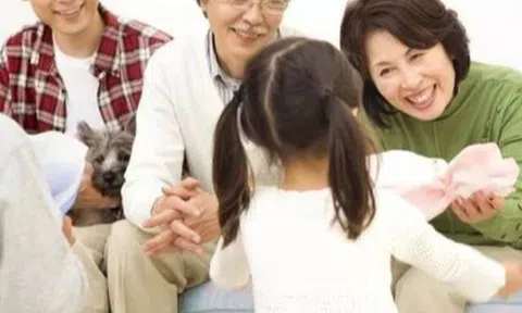 Ghen tỵ vì bà thông gia được chăm con gần cháu lúc về già, tới lúc tôi chuyển về sống chung mới thấy: Ác mộng!