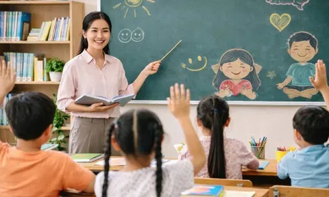 Phụ huynh nhắn tin ngoài giờ cho giáo viên: Ranh giới nào để sự đồng hành không "biến thành" áp lực?