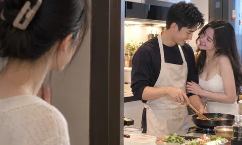 Mới cưới nhưng chồng luôn đòi ngủ riêng giường, thấy cảnh anh trong nhà vợ cũ tôi bật khóc bỏ chạy