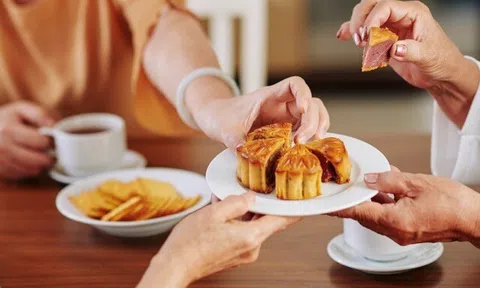 Một chiếc bánh trung thu bằng 5 bát cơm, nhưng thời điểm ăn mới thật sự là sai lầm với nhiều người