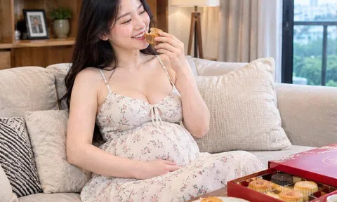 Chồng đặt ship hộp bánh trung thu về nhà cho vợ bầu, vừa ăn hết cái đầu tiên thì lộ bí mật chồng ngoại tình