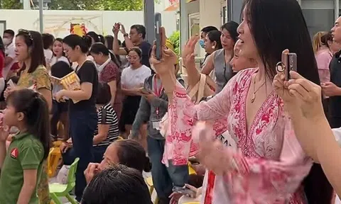 Vợ Quang Hải đi xe 8 tỷ đến trường mẫu giáo của con dự Trung thu, mặc đồ như Hằng Nga nổi bật giữa dàn phụ huynh