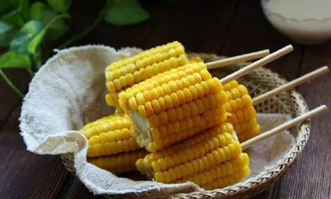 Luộc ngô, chỉ dùng nước thực sự không chuyên nghiệp, thêm 2 thứ nữa, bắp nào cũng mềm ngọt, ăn đã miệng