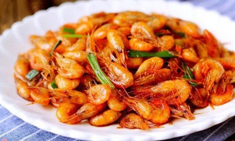 Rang tôm càng cầu kỳ càng mất ngon, chỉ cho 2 thứ này tôm luôn có màu đỏ đẹp lại cực giòn, vừa vị