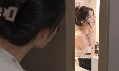 Chị giúp việc đi tắm rất hay quén chốt cửa, một lần vô tình nhìn vào tôi hoảng hốt