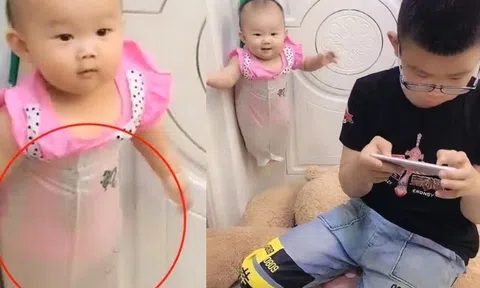 Nhờ con trai ở nhà trông em ít phút, mẹ "bó tay" khi trở về thấy con lủng lẳng nơi tay nắm cửa