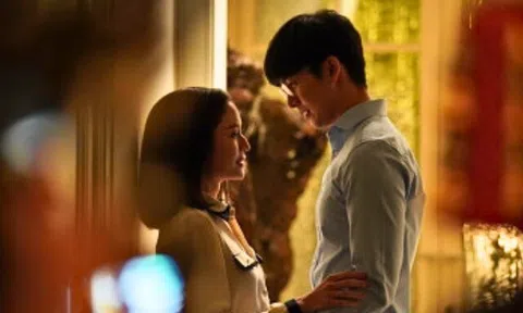 Tăng ca với nữ thư ký đến khuya, tôi chuẩn bị kỹ càng nhưng vừa bước vào phòng lại giật mình trước “người thứ ba”