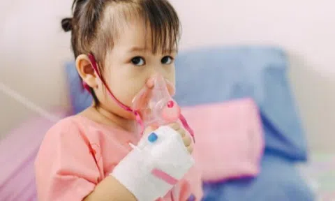 Thời tiết “đỏng đảnh” khiến bệnh hô hấp gia tăng, chuyên gia Nhi khoa chỉ dấu hiệu vàng để phát hiện bệnh trở nặng