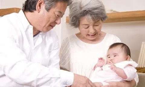 Nghỉ hưu rồi mới hiểu: Tại sao ngày càng nhiều người thích chăm sóc cháu hơn là sống hưởng thụ một mình