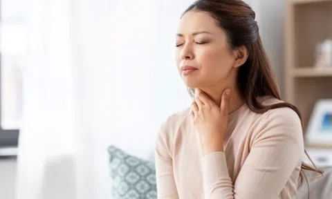 Đau họng khi giao mùa thường do đâu, khi nào cần đi khám?