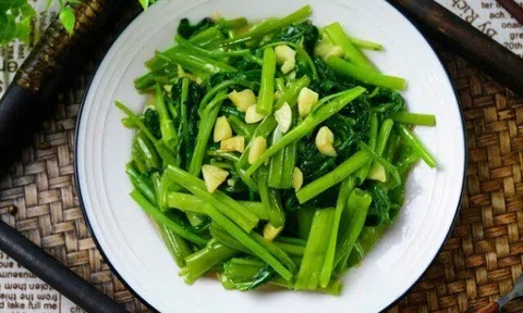 Xào rau muống hay bị thâm đen, hóa ra bỏ quên bước này, giờ biết rồi nấu lần nào cũng ngon giòn, xanh mướt