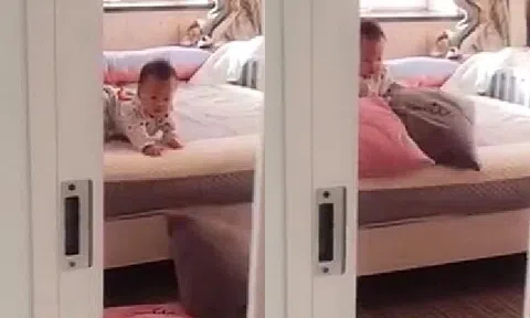 Thấy con gái 1 tuổi thức giấc, mẹ hé cửa nhìn trộm rồi sững người trước hành động của con: Bé thông minh quá!