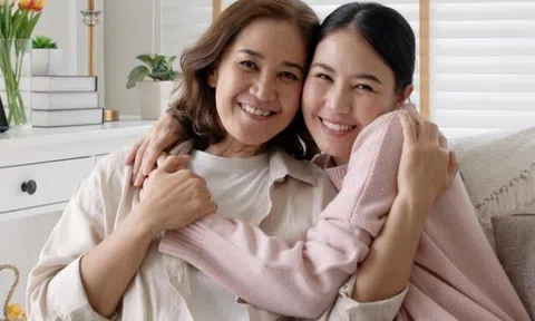 Về già, để gia đình yên ấm, con cái hiếu thảo, cha mẹ nên học cách "giả vờ" 3 điều này!