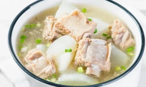 Hầm sườn, người chần nước sôi, người ninh thẳng, đầu bếp bảo "sai rồi", làm thế này mới ngon
