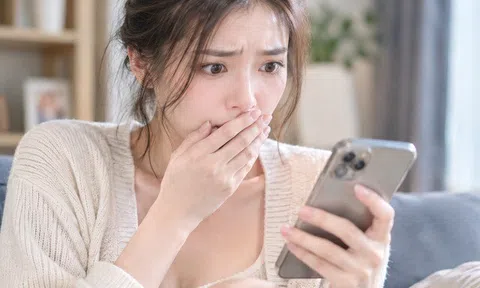 Chồng cũ tới chơi để quên điện thoại, đọc trộm tin nhắn của anh, tôi vội vàng xin tái hôn