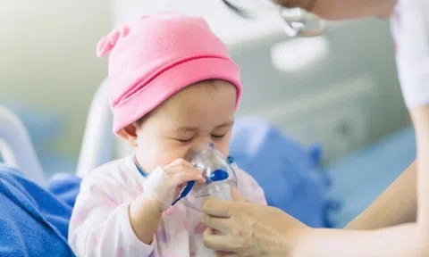 Bác sĩ Nhi khoa chỉ cách giảm ho không cần dùng thuốc và các dấu hiệu cần đưa trẻ đến viện ngay