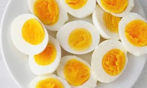 Luộc trứng đừng cho luôn vào nồi, nhớ làm điều này trước trứng sẽ cực dễ bóc vỏ mà còn không bị nứt
