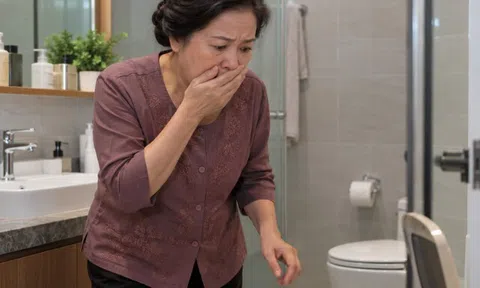 Mẹ chồng sang thăm con dâu mới sinh, vô tình thấy thứ giấu trong nhà vệ sinh thì hốt hoảng gọi con trai về