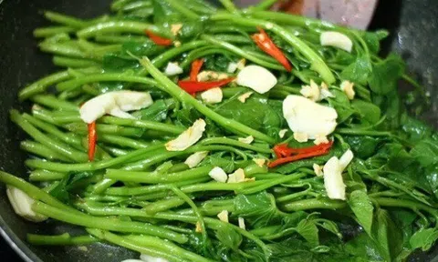 Xào rau lang hay bị thâm đen, làm ngay điều này rau xào lần nào xanh mướt lần đó lại không bị chát