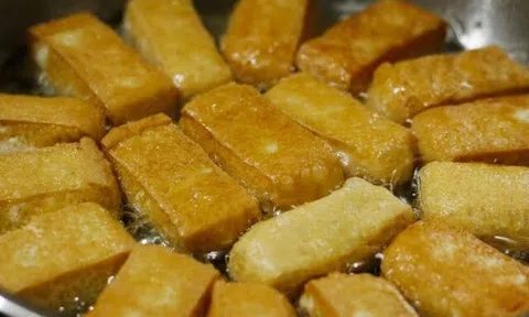 Nhiều năm rán đậu giờ mới biết, cho thêm thìa này vào sẽ không bắn dầu, đậu vàng giòn hơn, không bị nhanh ỉu